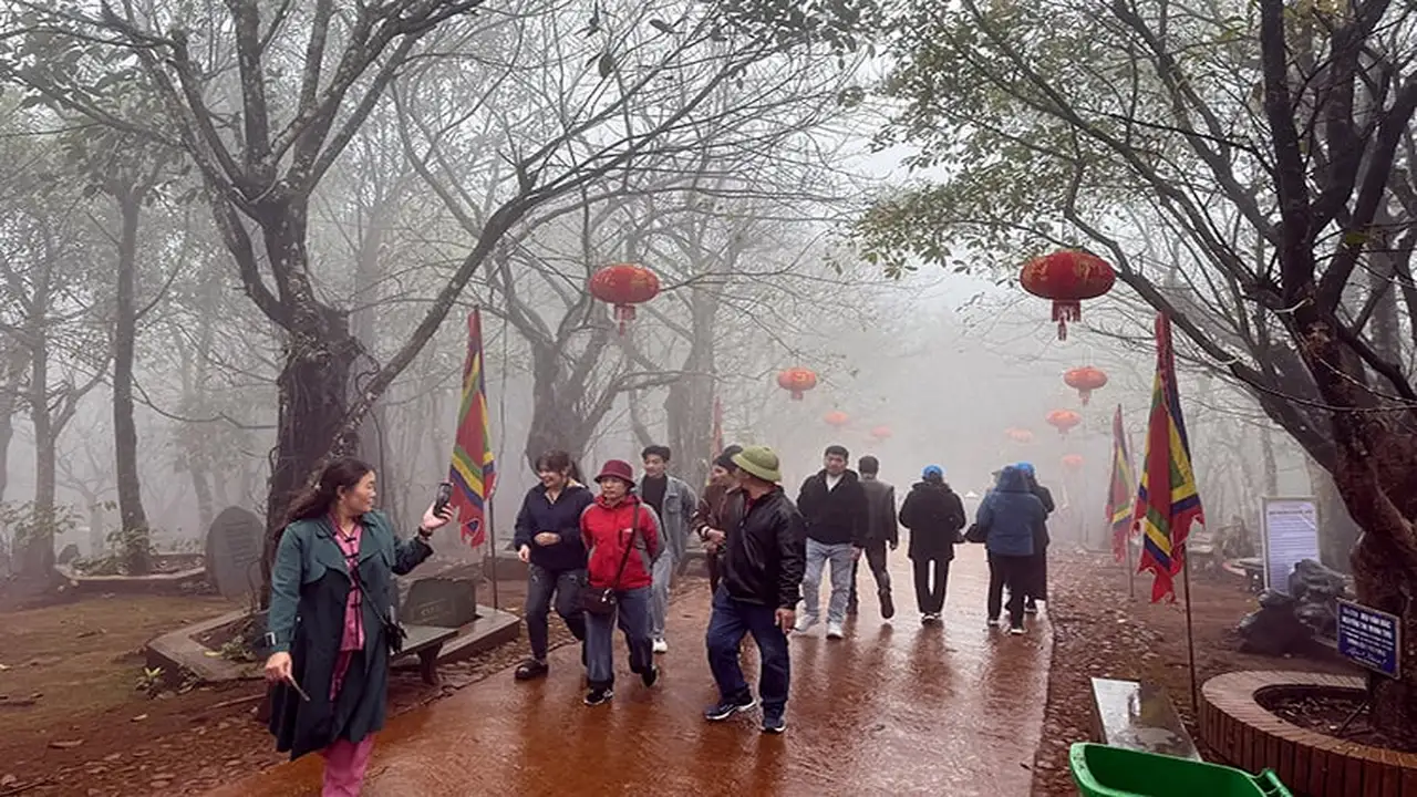 طقس متقلب بين الرذاذ في شمال فيتنام والرياح القوية بالمناطق الساحلية